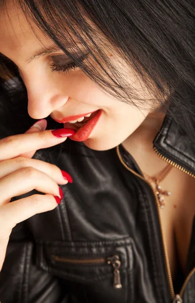 आकर्षक ब्रुनेट सेक्सी लड़की का चित्र आपके होंठों को छू रहा है — स्टॉक फ़ोटो, इमेज