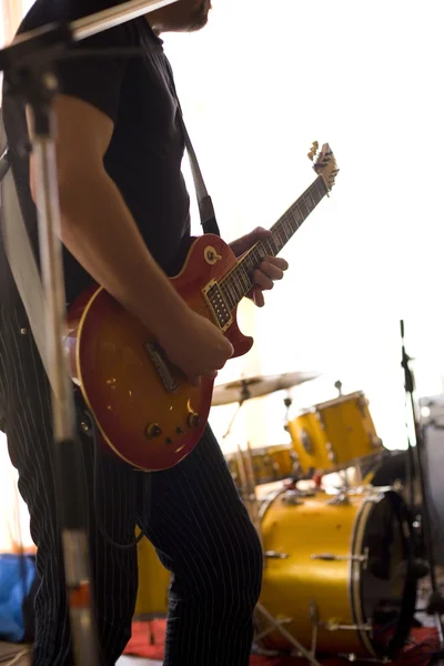 Музыкант играет на бас-гитаре — стоковое фото