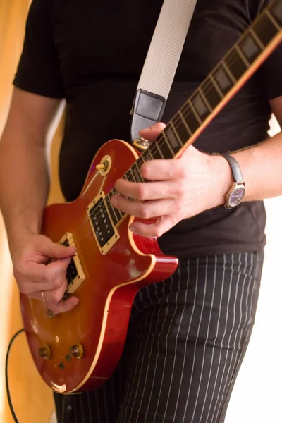 Musiker spielen auf der Gitarre — Stockfoto