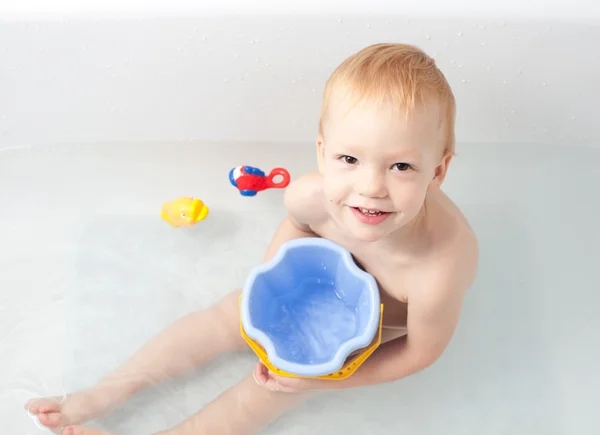 Bebê em banho com brinquedos — Fotografia de Stock