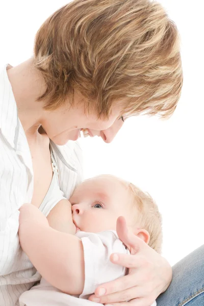 Felice madre allattamento al seno suo figlio — Foto Stock