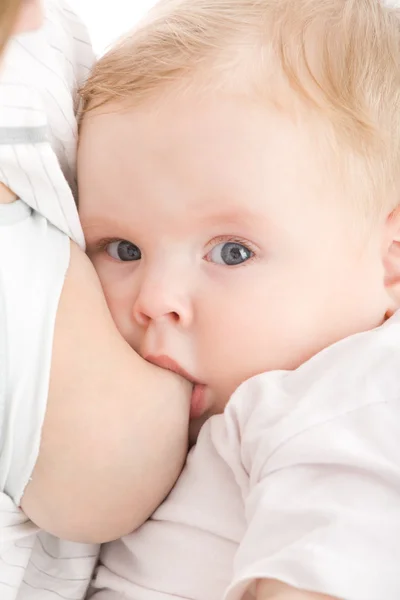 Mutter stillt ihren Sohn — Stockfoto