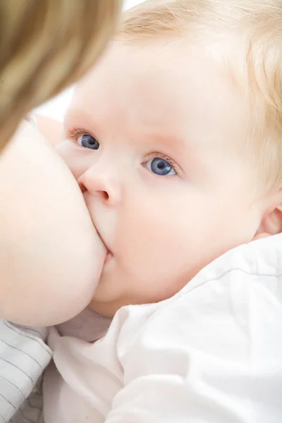 Mutter stillt ihren Sohn — Stockfoto