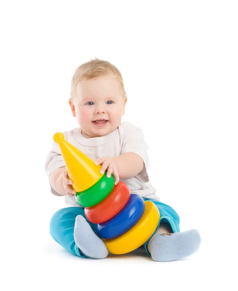 Baby spelen met toren van kleurrijke schijven — Stockfoto
