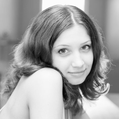 Bir odada gülümseyen güzel esmer