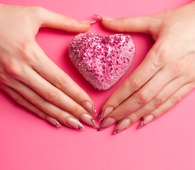İnsan güzel manikür kalp şeklinde katlanmış elleriyle