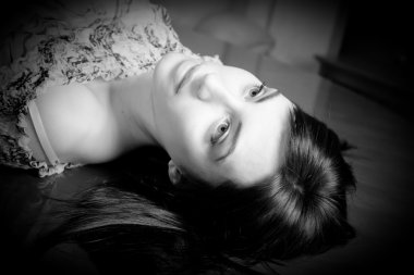 Masanın üzerinde yatan çekici seksi kız