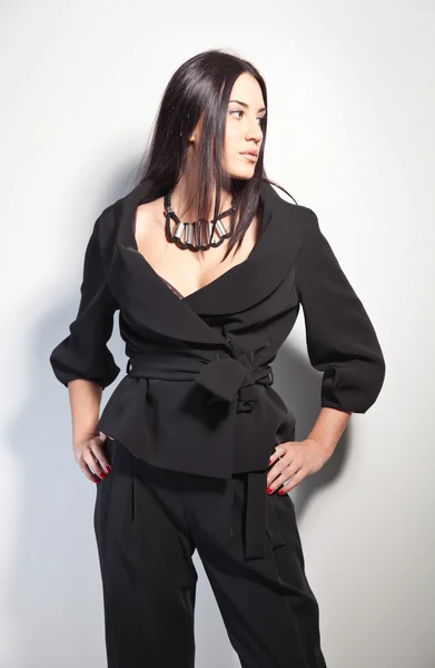 Portret piękna brunetka w pantsuit stylowa moda — Zdjęcie stockowe