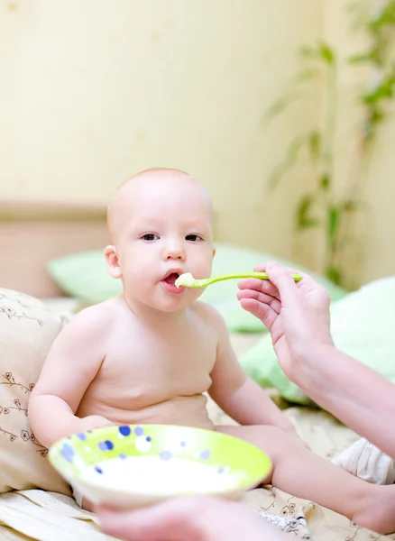 Anne bebek püresi tarafından besleme. — Stok fotoğraf