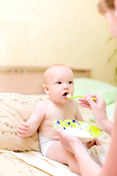 Mãe alimenta bebê por mingau — Fotografia de Stock