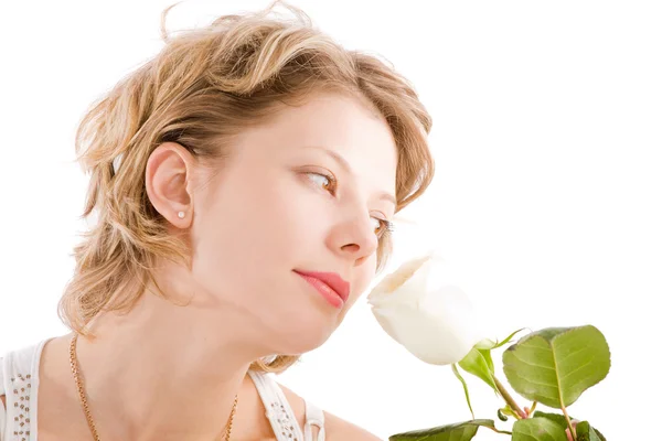 Porträt eines attraktiven blonden Mädchens, das weiße Rose riecht — Stockfoto