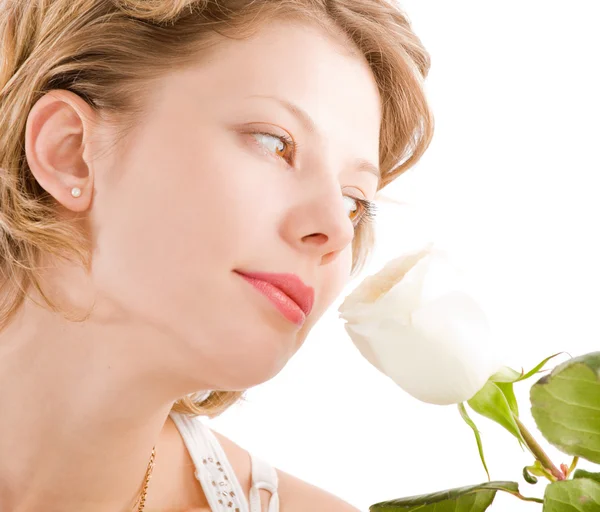 Retrato de chica rubia atractiva oliendo rosa blanca —  Fotos de Stock