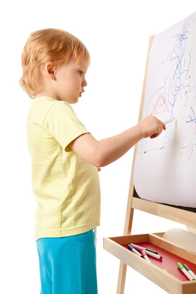 四岁的男孩在画架上画张画 — 图库照片