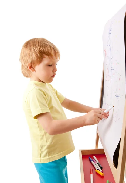 Vierjähriger Junge zeichnet Bild auf Staffelei — Stockfoto