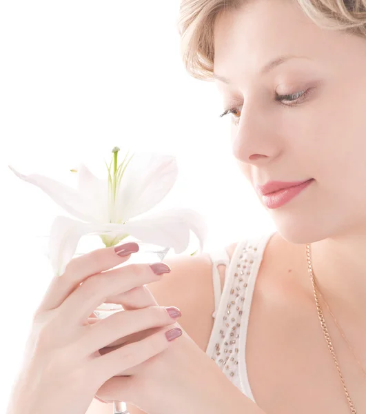 Porträt des attraktiven blonden Mädchens, das weiße Lilie riecht — Stockfoto