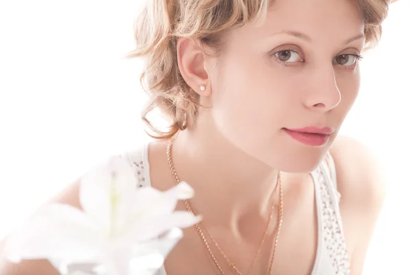 Портрет привлекательной блондинки с белой лилией — стоковое фото