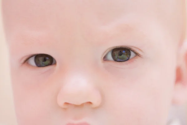 Ernstige baby gezicht. Ogen close-up — Stockfoto