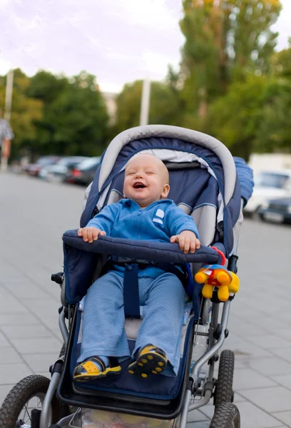 Uśmiechnięte dziecko w siedzący wózek — Zdjęcie stockowe