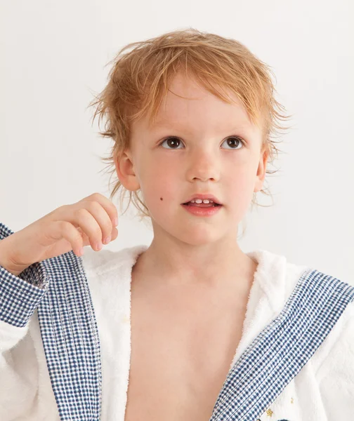 Retrato de adorable niño feliz en bata después del baño — Foto de Stock