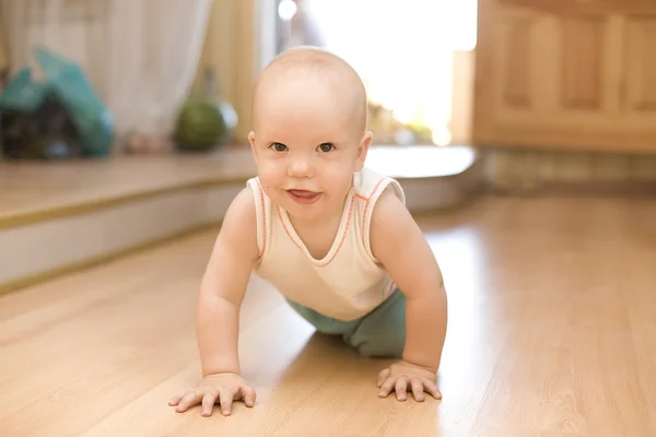 Pequeño bebé arrastrándose — Foto de Stock