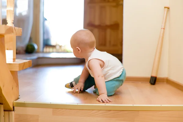 Petit bébé s'échappant d'une maison sans pitié — Photo