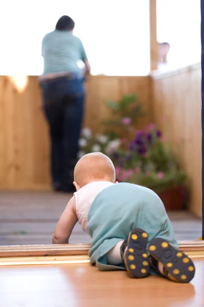 Kleines Baby krabbelt zu seinem Vater, der auf Terrasse bleibt — Stockfoto