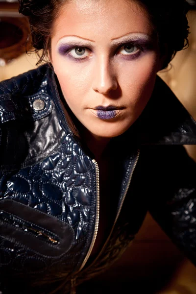 Retrato de chica vampiro con maquillaje dramático púrpura profundo —  Fotos de Stock