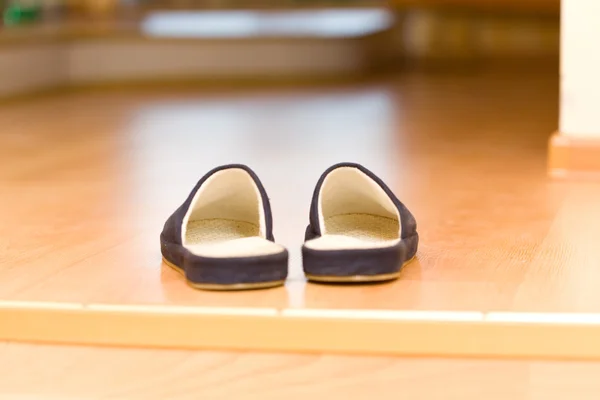 Eve giriş altında terlik