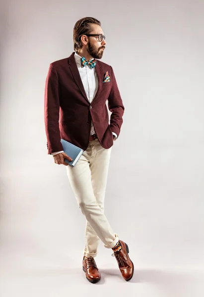 El kitap ile yakışıklı bir şık genç adam portresi