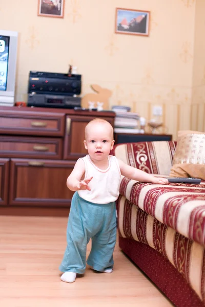 小男孩站在典型的家庭室内的硬木地板 — 图库照片