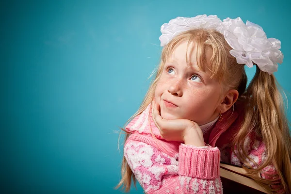 Portrait of confused girl holding two books — Stock Photo, Image