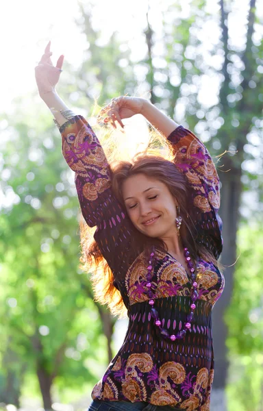 Glad ung kvinna ligger solen på park — Stockfoto