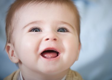 Mutlu mavi gözlü bebek portresi