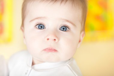Güzel mavi gözlü bebek portresi