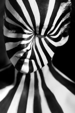 Sarmal bodyart genç bir kızın vücudunda