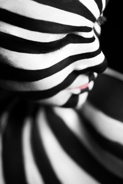 Sarmal bodyart genç bir kızın vücudunda