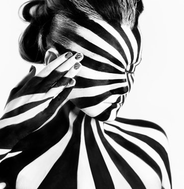 Sarmal bodyart genç bir kızın vücudunda