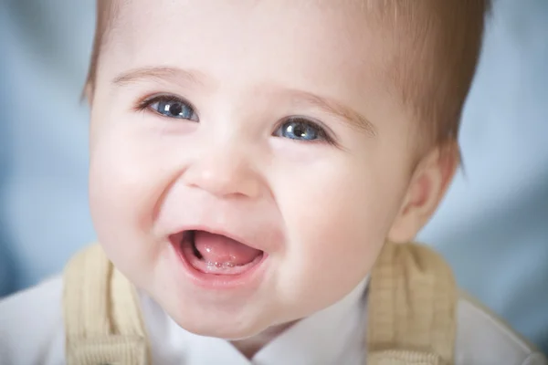 Porträtt av lyckliga blue-eyes baby — Stockfoto