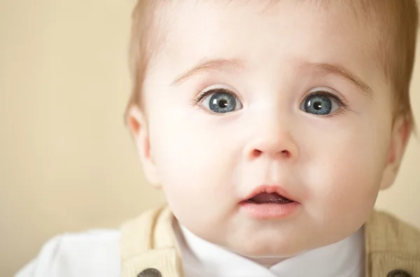 Porträtt av bedårande blue-eyes baby — Stockfoto