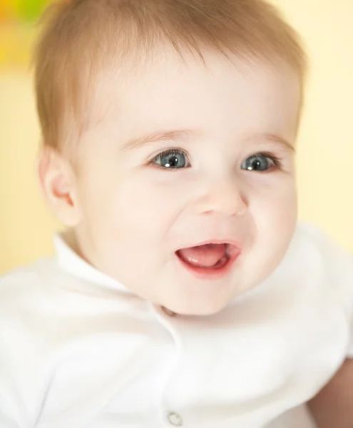 Retrato de adorable bebé de ojos azules —  Fotos de Stock