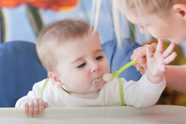 Retrato de una joven alimentando a su bebé — Foto de Stock