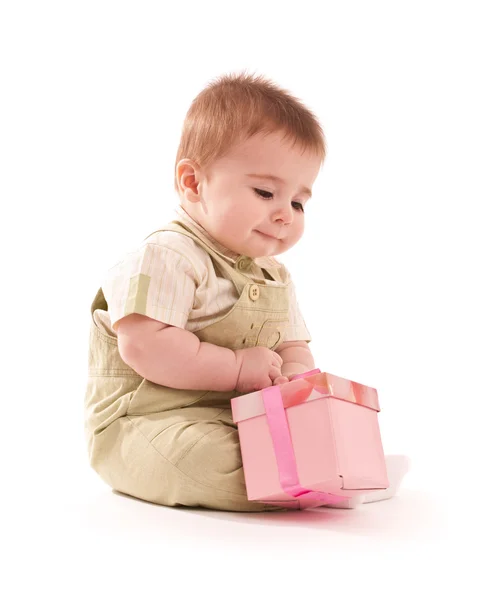 Portrait de bébé garçon heureux avec petit coffret cadeau rose — Photo