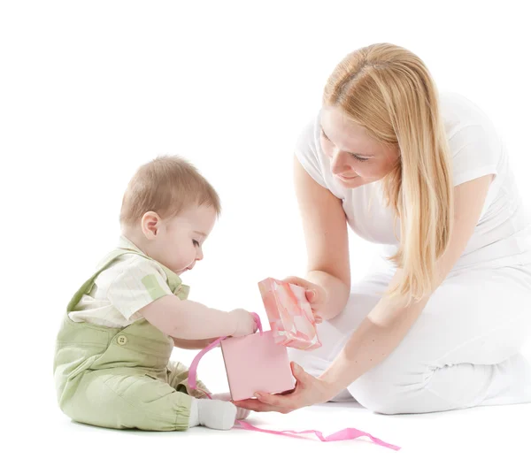 Madre regalo a su bebé niño regalo — Foto de Stock