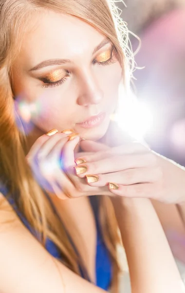 Portret van aantrekkelijke blonde meisje met gouden minx manicure — Stockfoto