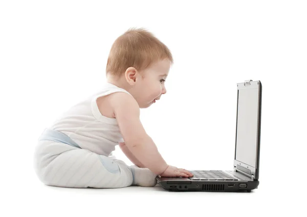 Bambino sorpreso espresso che lavora sul computer portatile — Foto Stock