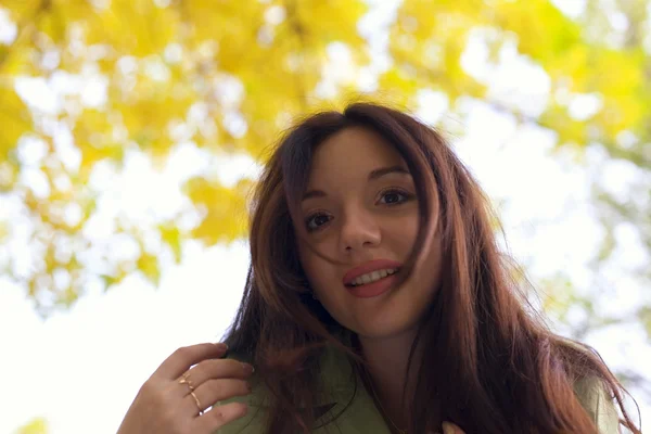 Woman peek from above on camera in autumn park — Stock Photo, Image