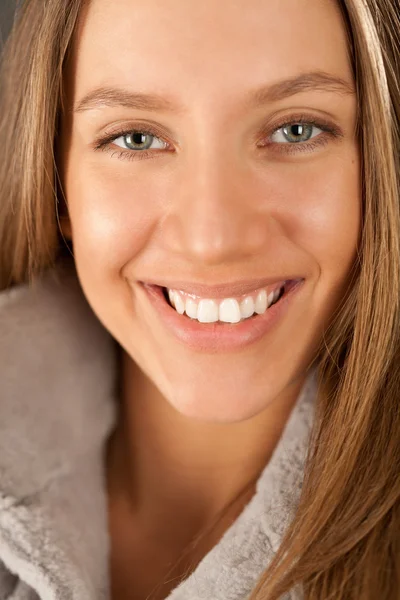 Heldere portret van gelukkig meisje in bont — Stockfoto