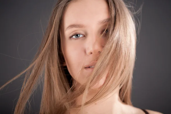Porträt eines attraktiven Mädchens mit fliegendem Haar — Stockfoto