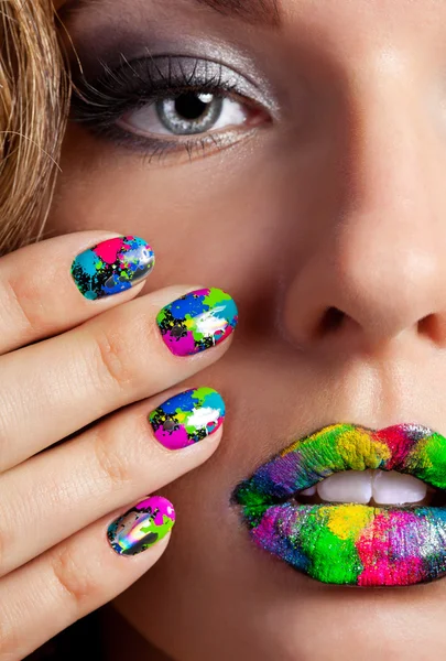 Chica con hermosas uñas multicolor Minx y maquillaje —  Fotos de Stock