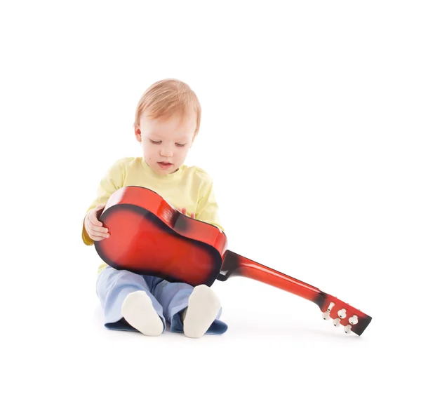Портрет мальчика с акустической гитарой — стоковое фото